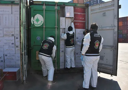 İzmir'de 37 milyon 190 bin adet kaçak sigara kağıdı ele geçirildi