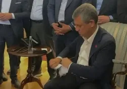 Özgür Özel'in tebligat yırtma videosu kurgu mu? "Siyasi şovla mağduriyet hikayesi"