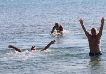 Aralık ayında denize girdiler