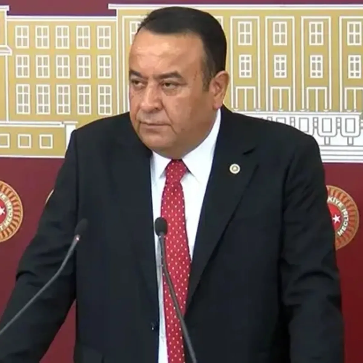 CHP'li Adnan Beker partisinden istifa etti