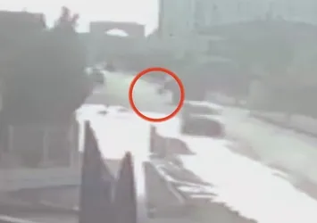 Sokak köpeklerinin kovaladığı kız çocuğu kamyonun altında kaldı! Dehşet anı kamerada