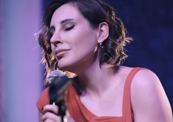 Funda Arar'dan ev yapımı konser