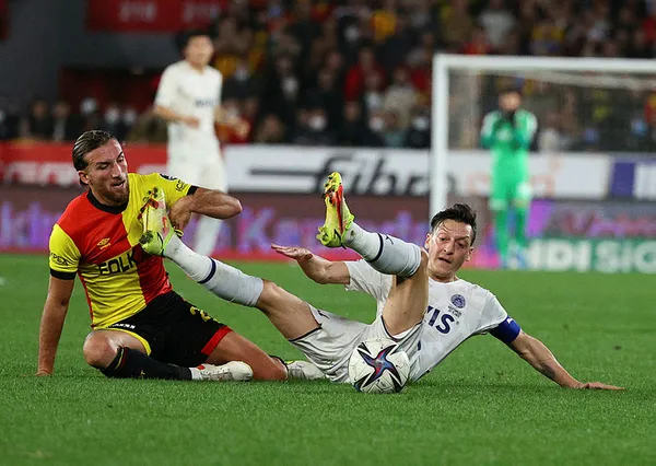 goztepe-1-fenerbahce-1-mac-sonucu-fenerbahce-izmirde-yara-aldi-1638212494906.jpg Göztepe: 1 - Fenerbahçe: 1 MAÇ SONUCU | Fenerbahçe İzmir'de yara aldı - 1