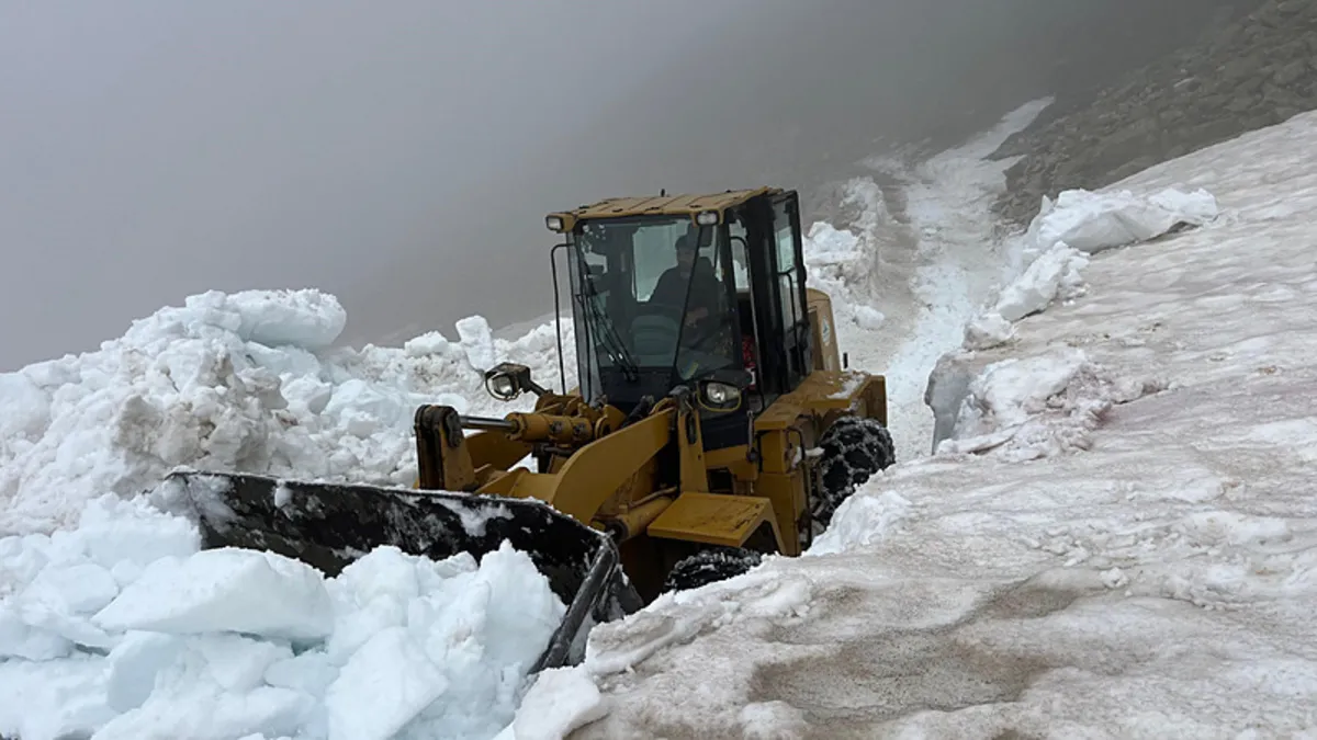 Doğu Karadeniz’de yaz kışa döndü! Yayla evleri 'beyaz örtü'nün altında