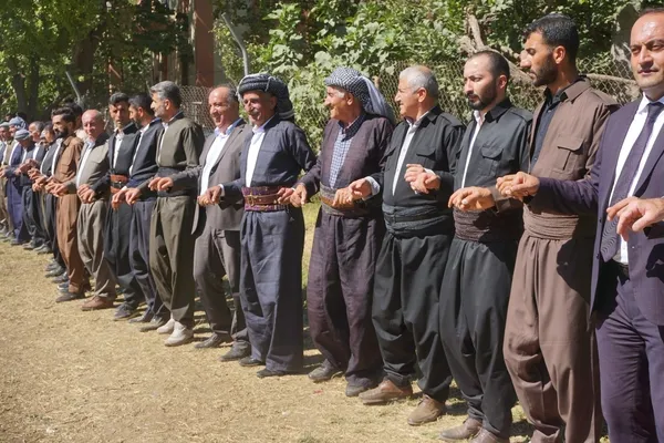 sirnakta-ihtisamli-dugunun-sanslisi-gelin-ve-damat-oldu-1-kilo-altin-ve-500-bin-tl-takildi-1662978417830.jpg Şırnak’ta ihtişamlı düğünün şanslısı gelin ve damat oldu! 1 kilo altın ve 500 bin TL takıldı - 5