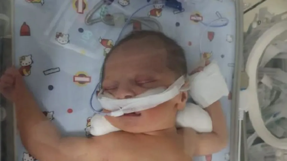 Doğum esnasında düşürülen Azra bebek hayata tutunmaya çalışıyor!