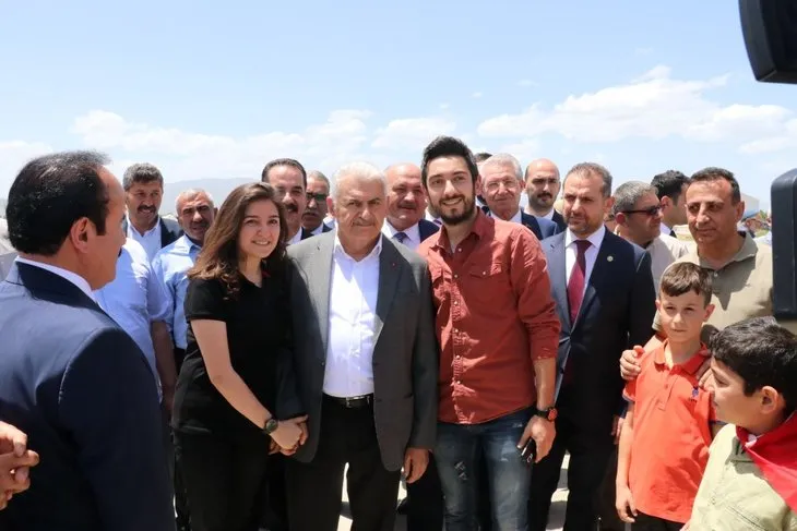 Erzincan'da Binali Yıldırım'a büyük ilgi! Yıldırım'ın yüzlerce hemşehrisiyle tokalaşması 1 saat 8 dakika sürdü 