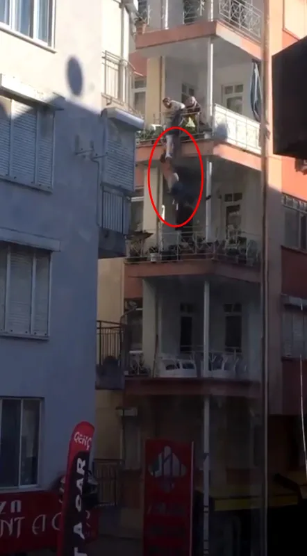 1642341262615.jpg Anne ve anneannesinin yardımı işe yaramadı! 5'inci kattan düştü - 1