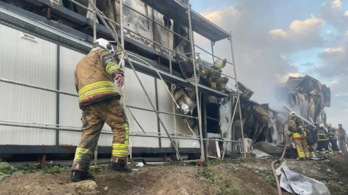 Hatay'da konteyner yatakhane alevlere teslim oldu!