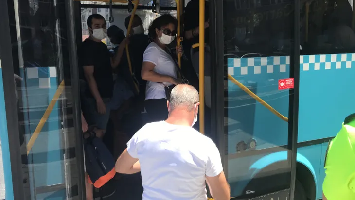 3te-1-kurali-unutuldu-halk-otobusunde-balik-istifi-yolculuk-1594622336645.jpg '3'te 1' kuralı unutuldu! Halk otobüsünde balık istifi yolculuk! - 1