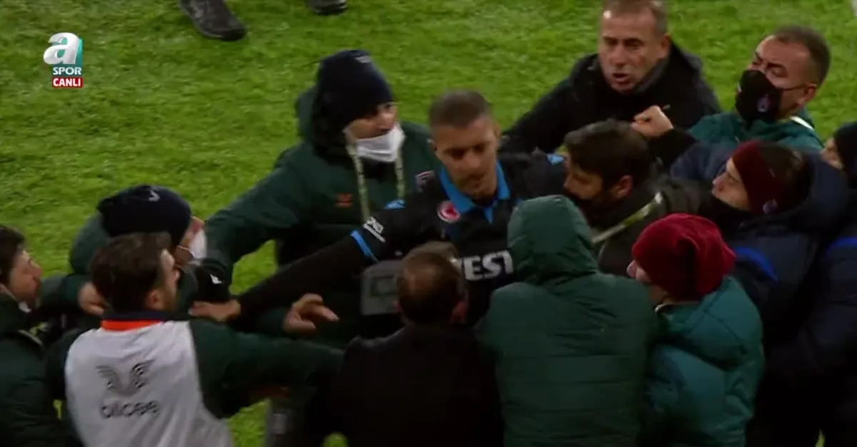 Başakşehir Trabzonspor Süper Kupa maçında ortalık karıştı! İşte mücadeleyi 13 dakika uzatan o görüntüler