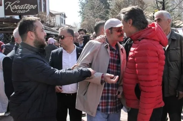 Muhsin Yazıcıoğlu'nun kabrini ziyarete giden Mansur Yavaş'a vatandaşlardan tepki - 3