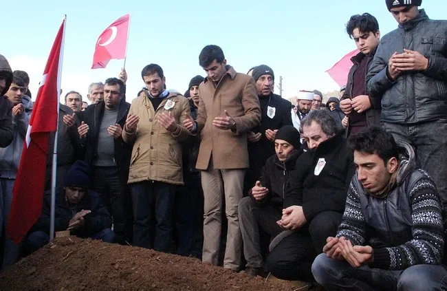 İzmir şehidimiz Fethi Sekin son yolculuğuna uğurlandı - 6