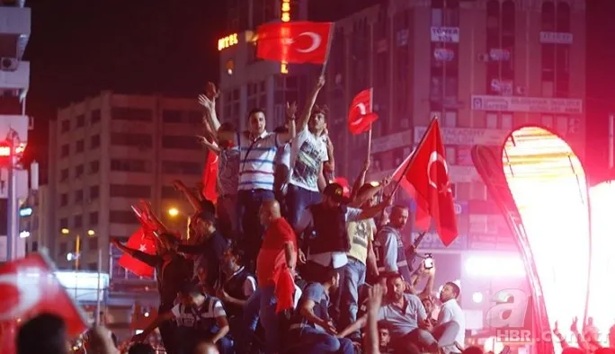 15 Temmuz'da Türkiye genelindeki tüm camilerde sela sesleri yükseldi 5