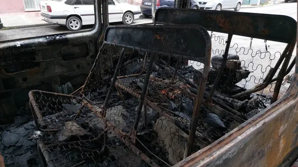 samsunda-korkutan-yangin-kundaklanan-minibusten-eser-kalmadi-1654494541134.jpg Samsun'da korkutan yangın! Kundaklanan minibüsten eser kalmadı - 10