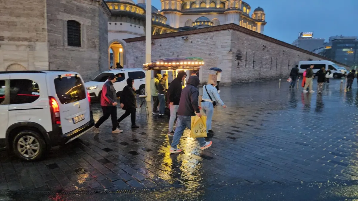 22-nisan-carsamba-hava-durumu-kuvvetli-yagislar-hangi-illeri-etkileyecek-1776835843141.jpg Kuvvetli yağış uyarısı yapılan illerde vatandaşların dikkatli olması istendi. (Fotoğraf: İHA)