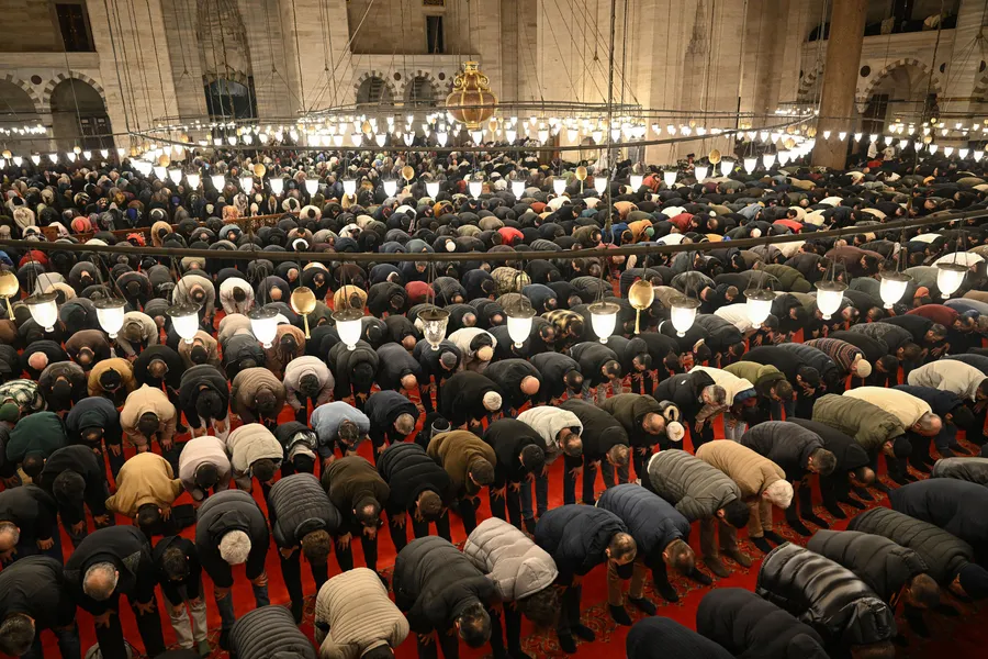 kadir-gecesinde-eller-semaya-acildi-milyonlar-huzurda-bulustu-1773687531059.jpg Kadir Gecesi'nde eller semaya açıldı: Milyonlar huzurda buluştu - 14