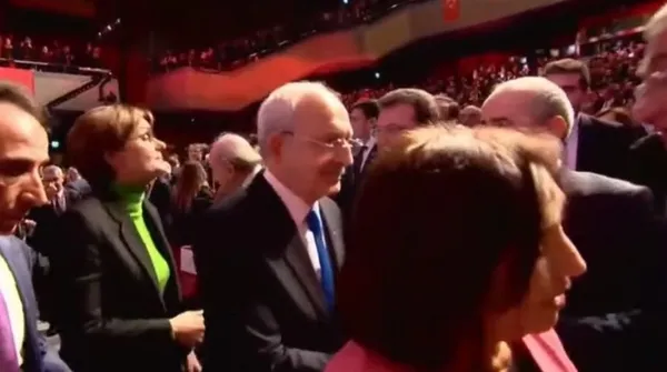 kaftancioglu-imamoglu-kavgasi-kameralara-yansidi-herkesin-elini-sikti-ona-gelince-basini-salladi-1670082290706.jpg Kaftancıoğlu-İmamoğlu kavgası kameralara yansıdı: Herkesin elini sıktı ona gelince başını salladı - 3