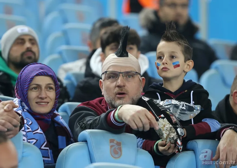 Trabzonspor-Fenerbahçe maçında tribünde Trabzon vurgulu koreografi: "Vatan bölünmez tektir" 11