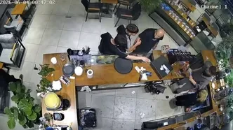 Kafede kan donduran dehşet! Alkollü magandalar genç baristayı taciz etti
