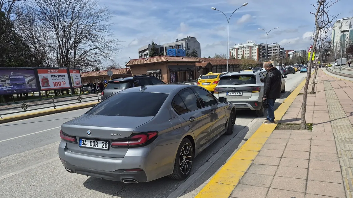 Yaya geçidinin önünde maddi hasarlı kaza