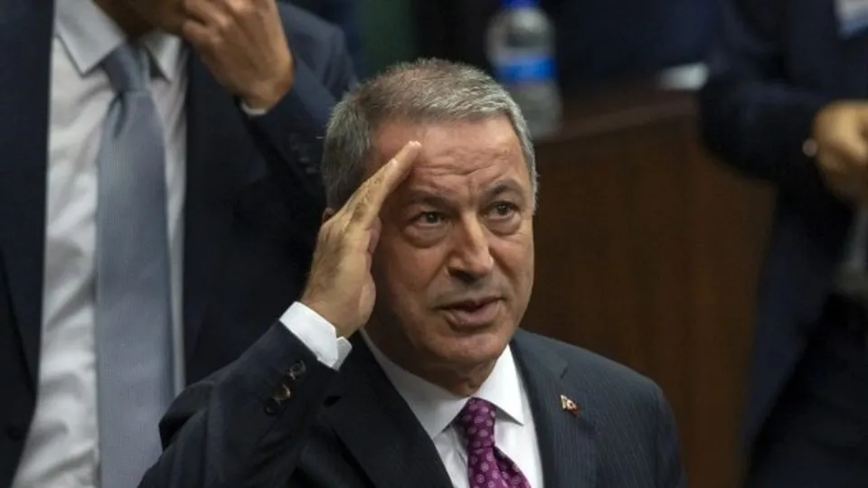 Hulusi Akar’dan salonu ayağa kaldıran asker selamı