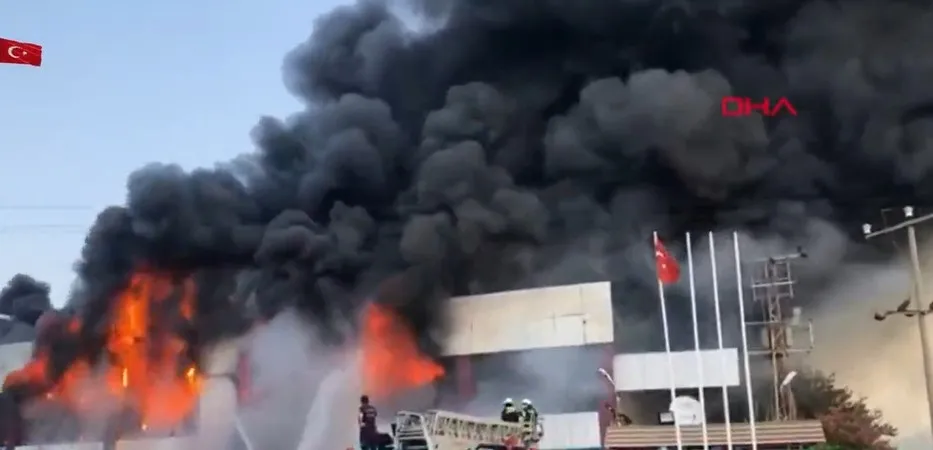 Manisa'da mobilya fabrikasında yangın