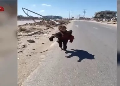 Yaralı kardeşini 2 KM omzunda taşıdı