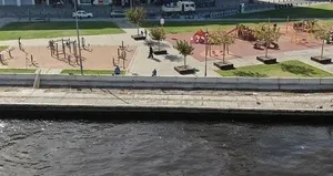 İzmir’de denizle yeşil alan arasına beton set!