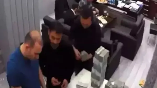 chpdeki-kara-para-trafiginde-yeni-detay-cuval-dolusu-parayi-kim-getirdi-imamoglunun-kasasi-fatih-kelesten-itir-1710517622274.jpeg CHP'deki kara para trafiğinde yeni detay! Çuval dolusu parayı kim getirdi? İmamoğlu'nun 'kasası' Fatih Keleş'ten itiraf gibi ifade...