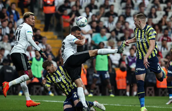 Beşiktaş’ta şok sakatlık! Yıldız oyuncu 10. dakikada oyundan çıktı!