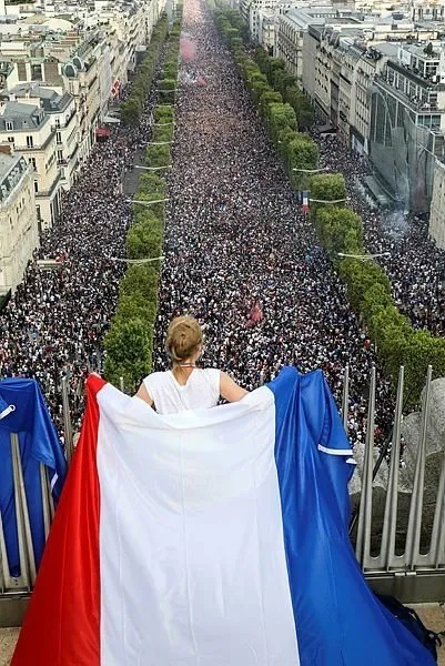 Fransa’da Dünya Kupası kutlamalarında ortalık fena karıştı