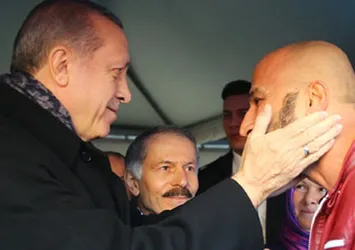 Erdoğan kahramanın yüzünü sevdi!