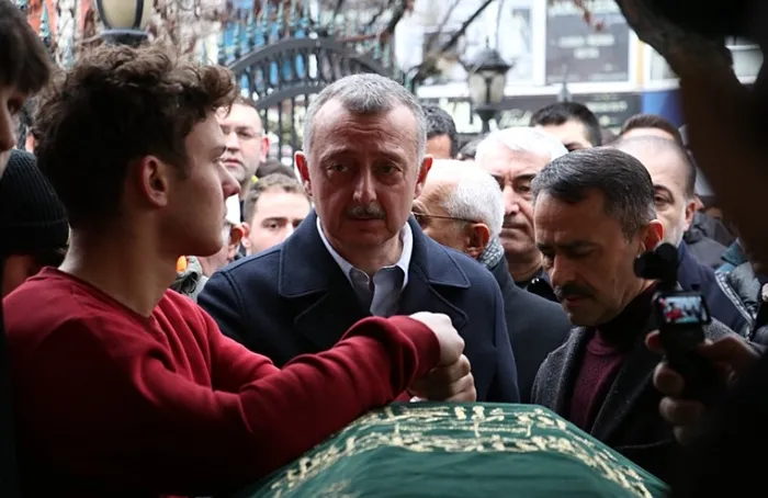 milli-judocu-emre-yazgana-aci-veda-anne-ve-baba-yazgan-guclukle-ayakta-durdu-ikizi-tabutun-basindan-ayrilamadi-1734871750437.jpg Yunus Yazgan ve Kocaeli Valisi İlhami Aktaş (AA)
