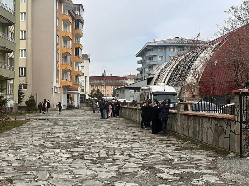 son-dakika-van-tusbada-52-buyuklugunde-deprem-afad-duyurdu-1775284361616.jpg Van’da 5.2 büyüklüğünde deprem, çevre illerden de hissedildi! Uzmanlar A Haber’de değerlendirdi - 1