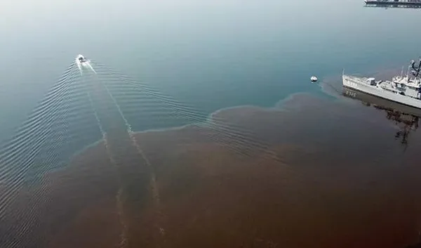 İzmit Körfezi’nde şaşırtan görüntü! Denizin rengi kahverengiye döndü