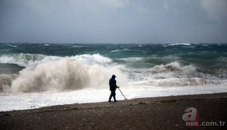 Dalgaların boyu 6 metreyi aştı! Fırtına önüne geleni yıktı geçti! Antalya'da hayat durma noktasına geldi