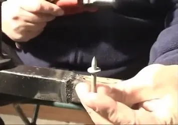 Çivilerle kendi kar lastiğini yaptı