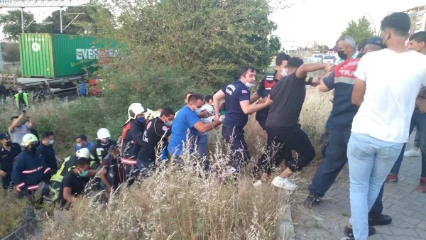 Manisa’da korkunç olay! Tren vagonun üzerinde fotoğraf çekilmek isterken... - 3