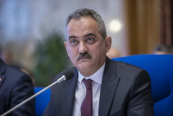 HDP’li Garo Paylan’dan Bakan Mahmut Özer’e hadsiz sözler: Geçen sene bıyıksızdınız