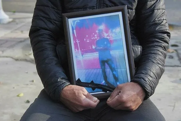 İzmir HDP binası önünde evlat nöbeti tutan baba isyan etti: Oğlumu nasıl kaçırdılarsa öyle geri getirsinler