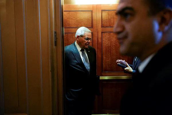 ABD’de Türkiye düşmanı Senatör Menendez’e 400 bin dolarlık külçe altın rüşveti suçlaması! İddia sonrası istifa etti