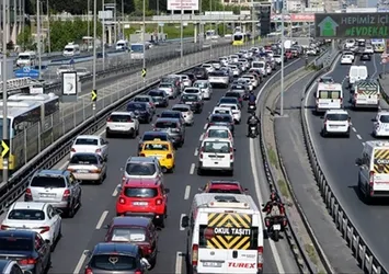 İstanbul'da yoğun trafik: Köprülerde durma noktasına geldi