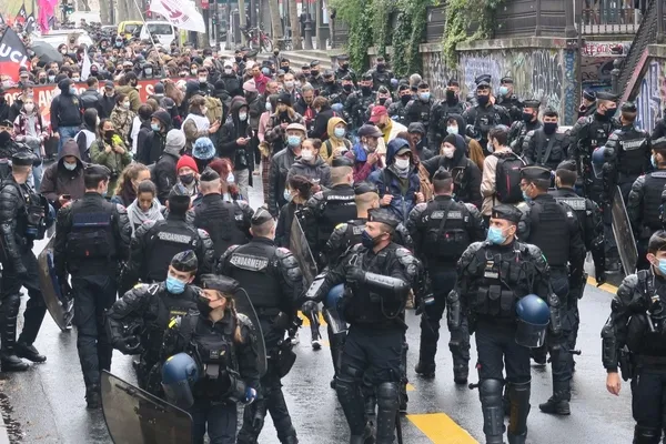 Fransa'da sokaklar karıştı! Binlerce protestocu Paris'te polisle çatıştı - 2