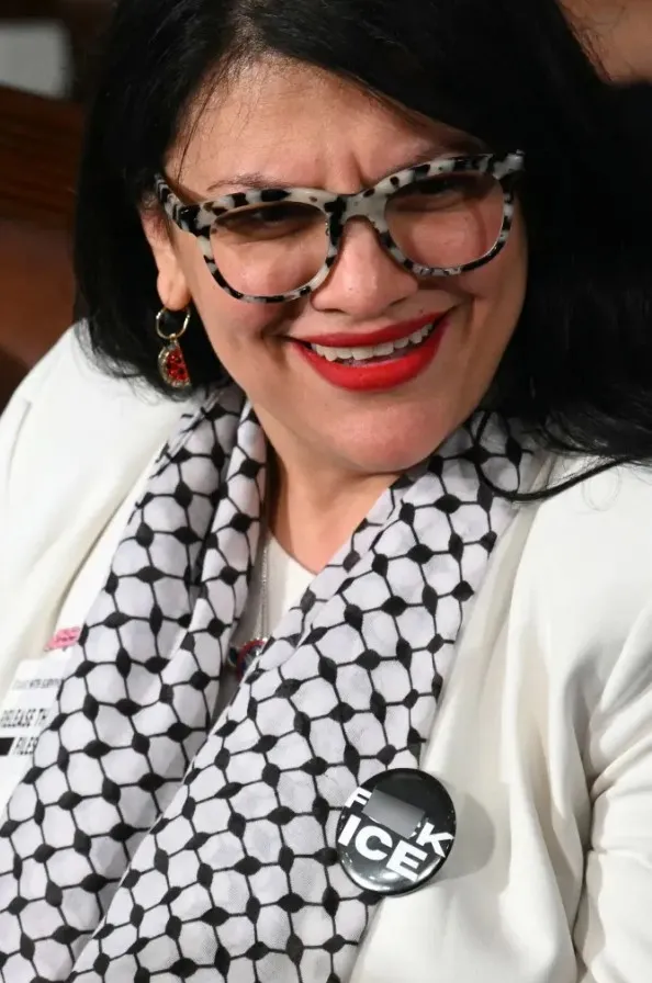 abd-baskani-donald-trumptan-irana-saldiri-sinyali-mi-abdyi-vuracak-fuze-yapiyorlar-1771996441407.jpg Michigan Demokrat Temsilcisi Rashida Tlaib, üzerinde “F–k ICE” yazılı bir rozetle görüntülendi. (AP)