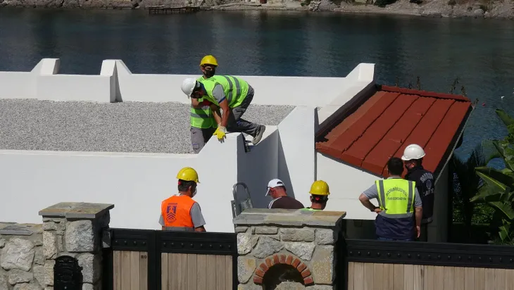 Yılmaz Özdil’in kaçak villasında yıkım başladı! İşte ilk kareler...