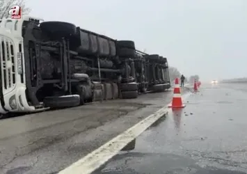 Edirne'de kereste yüklü tır yan yattı: 1 yaralı