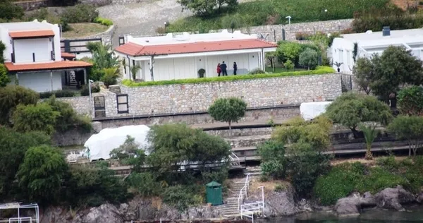 chpli-bodrum-belediyesi-yilmaz-ozdilin-kacak-villa-skandalini-tescilledi-1588625015645.jpg CHP'li Bodrum Belediyesi Yılmaz Özdil'in kaçak villa skandalını tescilledi - 1