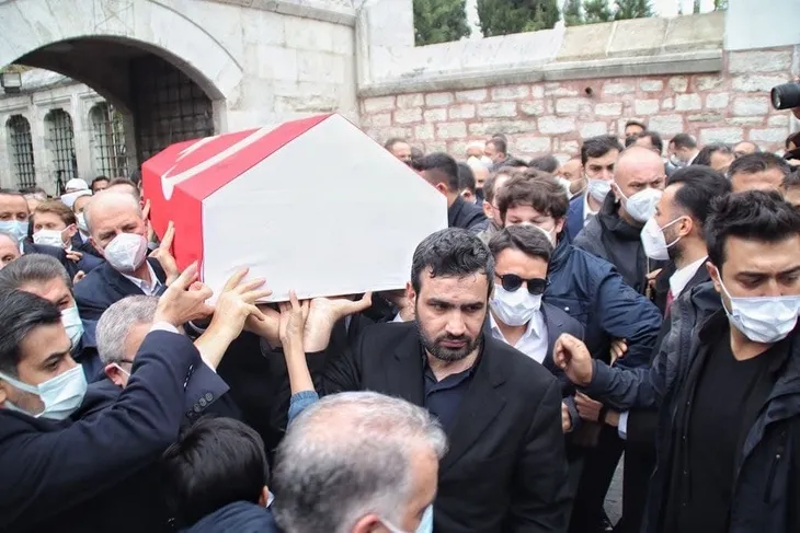 Özdemir Bayraktar son yolculuğuna uğurlandı! Sevenleri Fatih Camii'ne akın etti