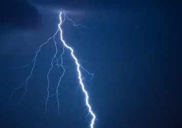 Yağmurda sığındığı ağaca yıldırım düşen esnaf hayatını kaybetti